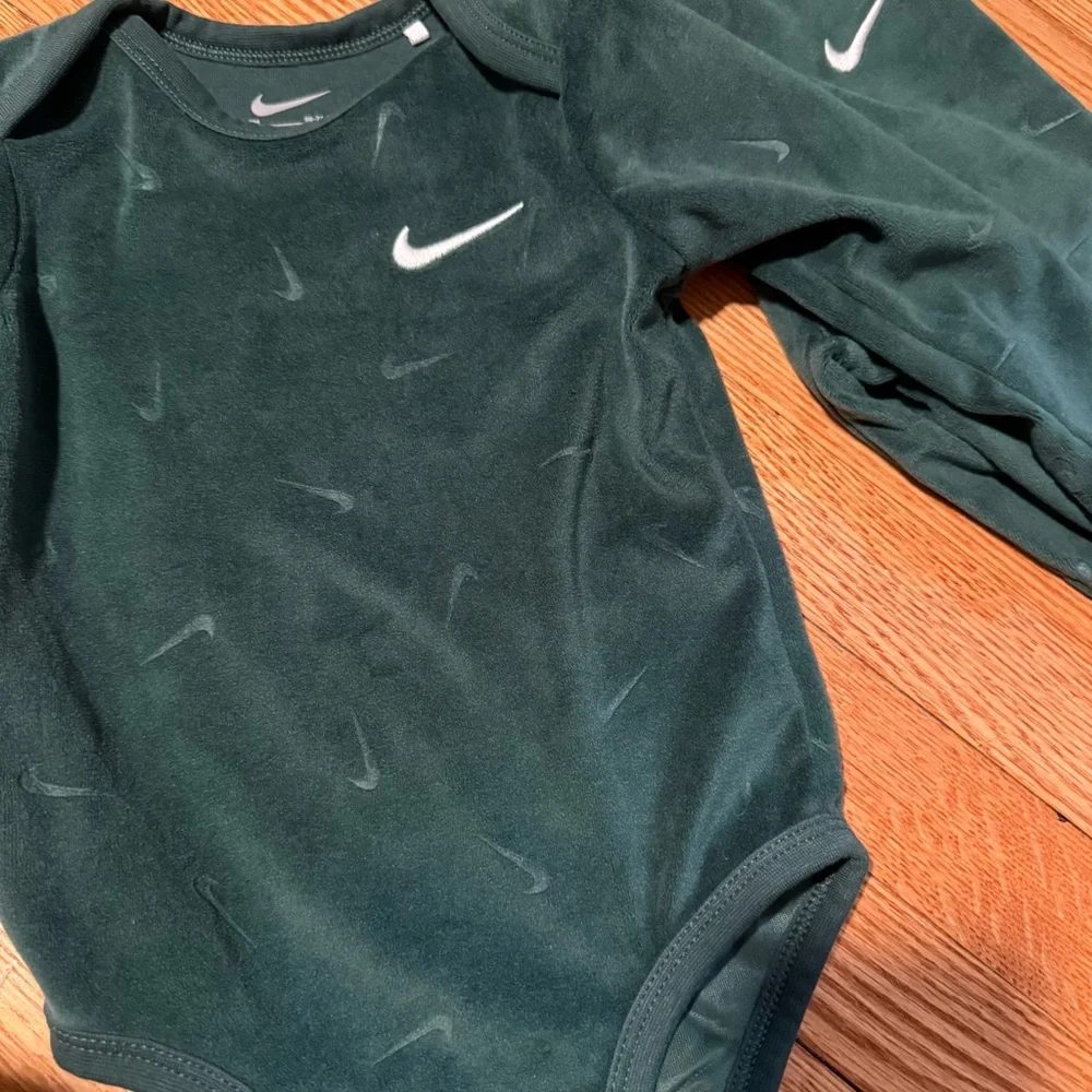 Nike Dark Green Infant Bodysuit and Shorts Set - Picture 2 of 3